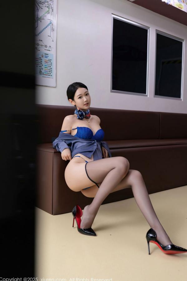 唐安琪   秀人网9824唐安琪：气质空姐制服诱惑，灰衬衫黑丝袜职场私房写真第52张图片