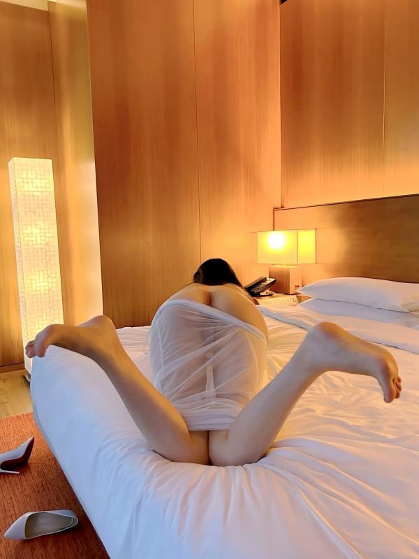 唐安琪   唐安琪 - 白色透视长裙私房写真，酒店床边慵懒诱惑女神视觉盛宴第89张图片