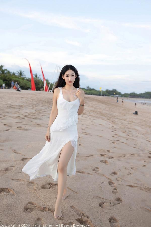 唐安琪   XiuRen秀人网6976唐安琪：白色吊带睡裙私房写真，居家唯美性感丝滑，冷艳魅力诱惑尽显（2023.06.26）第4张图片
