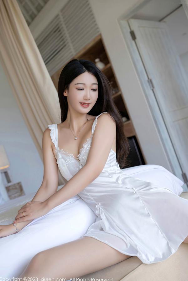 唐安琪   XiuRen秀人网6976唐安琪：白色吊带睡裙私房写真，居家唯美性感丝滑，冷艳魅力诱惑尽显（2023.06.26）第24张图片