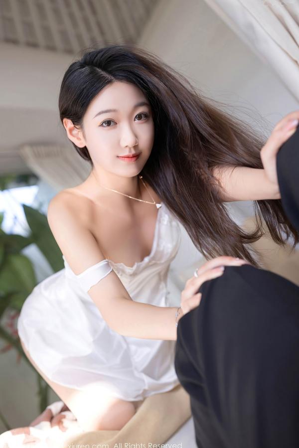唐安琪   XiuRen秀人网6976唐安琪：白色吊带睡裙私房写真，居家唯美性感丝滑，冷艳魅力诱惑尽显（2023.06.26）第59张图片