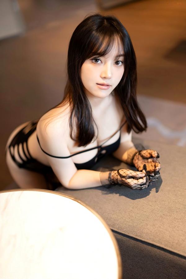 豆瓣酱   XiaoYu语画界-豆瓣酱-黑色镂空情趣内衣诱惑写真，火辣童颜配吊带黑丝私房拍摄，尽显极致身材与御女气质第23张图片