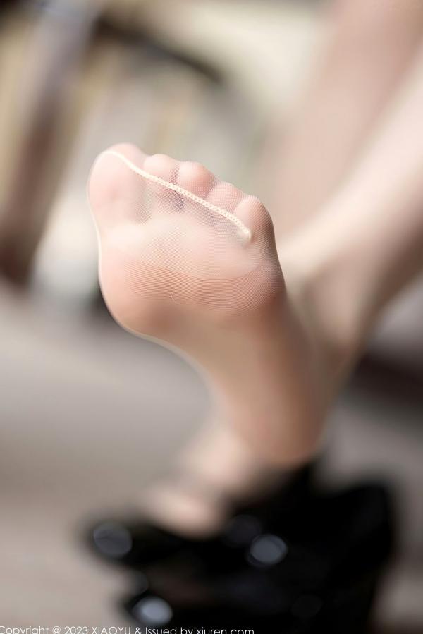 豆瓣酱   XiaoYu语画界 943 豆瓣酱：职业装制服诱惑，超薄肉丝白衬衫大尺度写真第19张图片