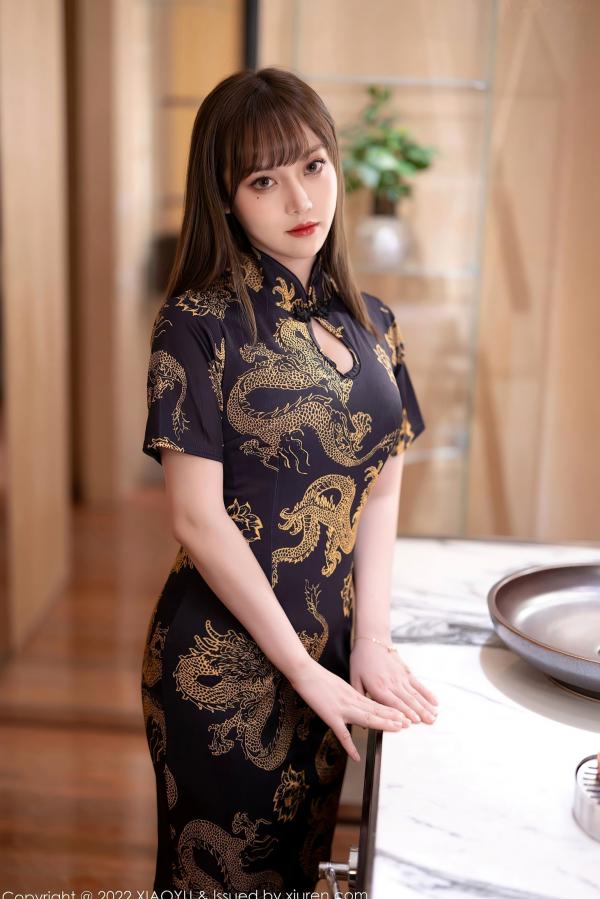 豆瓣酱   XiaoYu语画界-707-豆瓣酱：黑金龙纹旗袍诱惑，原色丝袜秀美腿，室内极致性感私房大片第1张图片