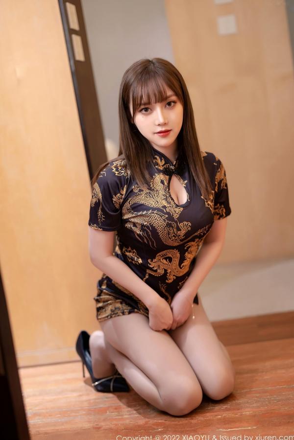 豆瓣酱   XiaoYu语画界-707-豆瓣酱：黑金龙纹旗袍诱惑，原色丝袜秀美腿，室内极致性感私房大片第14张图片