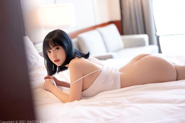 豆瓣酱   XiaoYu语画界-547-豆瓣酱：清纯短发女神白吊带紧身裤私房居家美图第40张图片