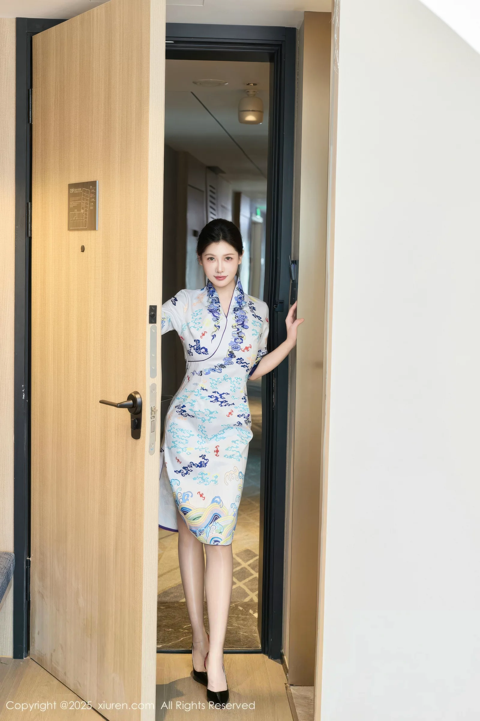 尹甜甜  [XiuRen]高清写真图 2025.08.15 No.10654 尹甜甜 空姐制服第1张图片