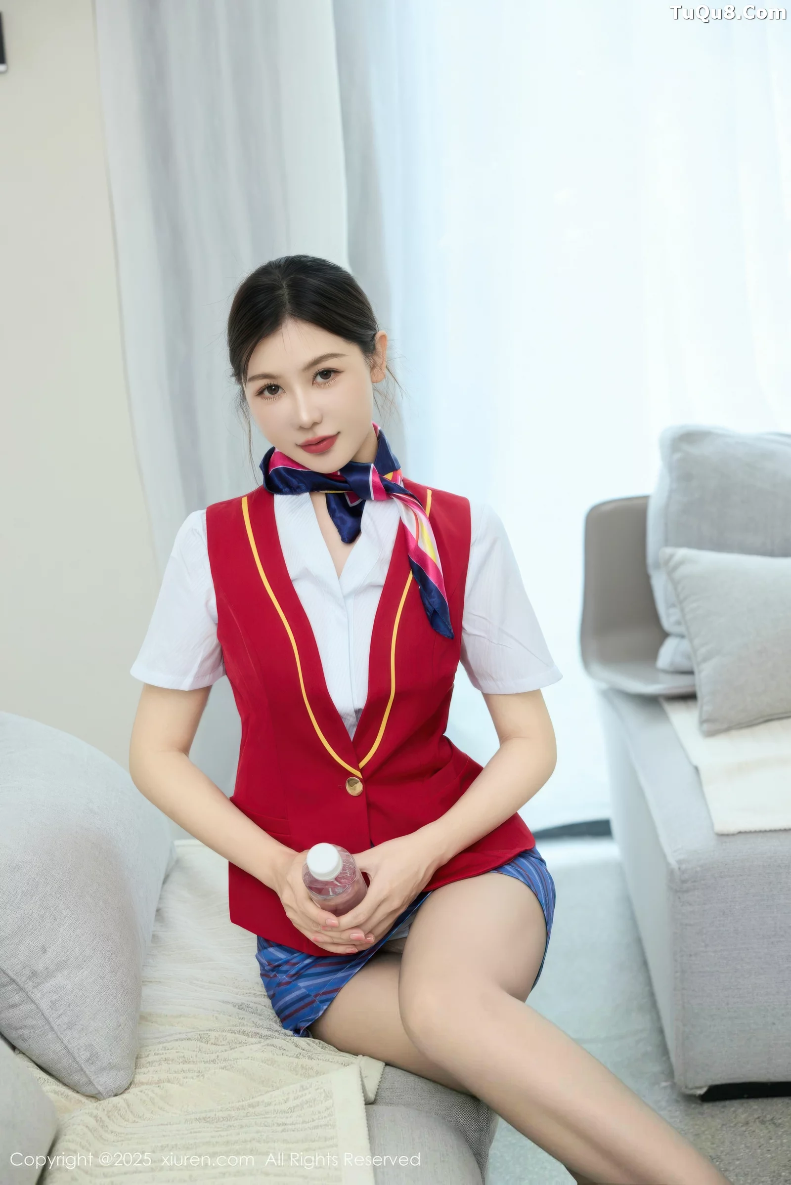 尹甜甜  [XiuRen]高清写真图 2025.08.28 No.10703 尹甜甜 乘务员制服第1张图片