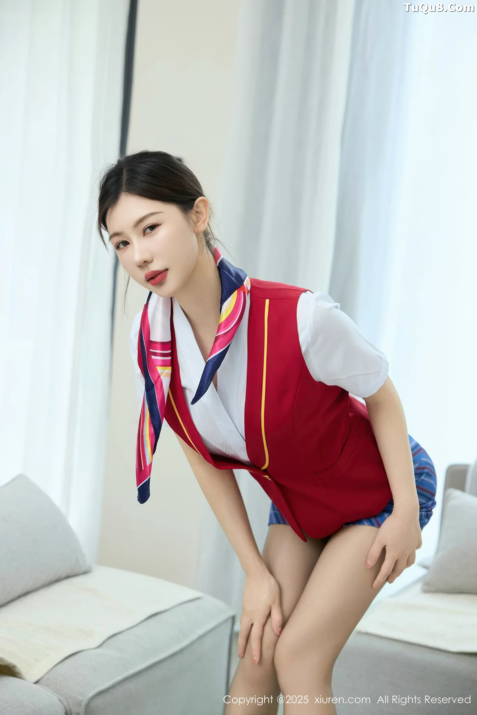 尹甜甜  [XiuRen]高清写真图 2025.08.28 No.10703 尹甜甜 乘务员制服第4张图片