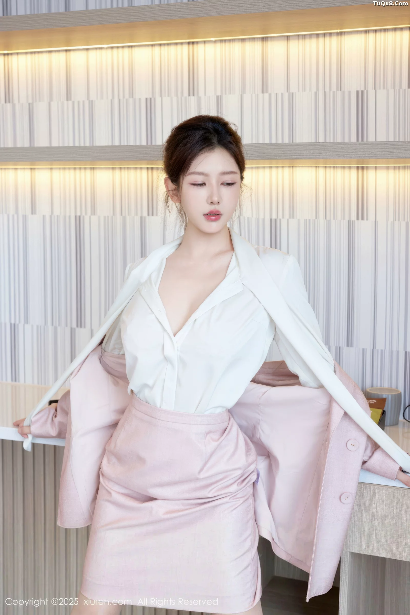 尹甜甜  [XiuRen]高清写真图 2025.09.04 No.10728 尹甜甜 粉色制服第8张图片
