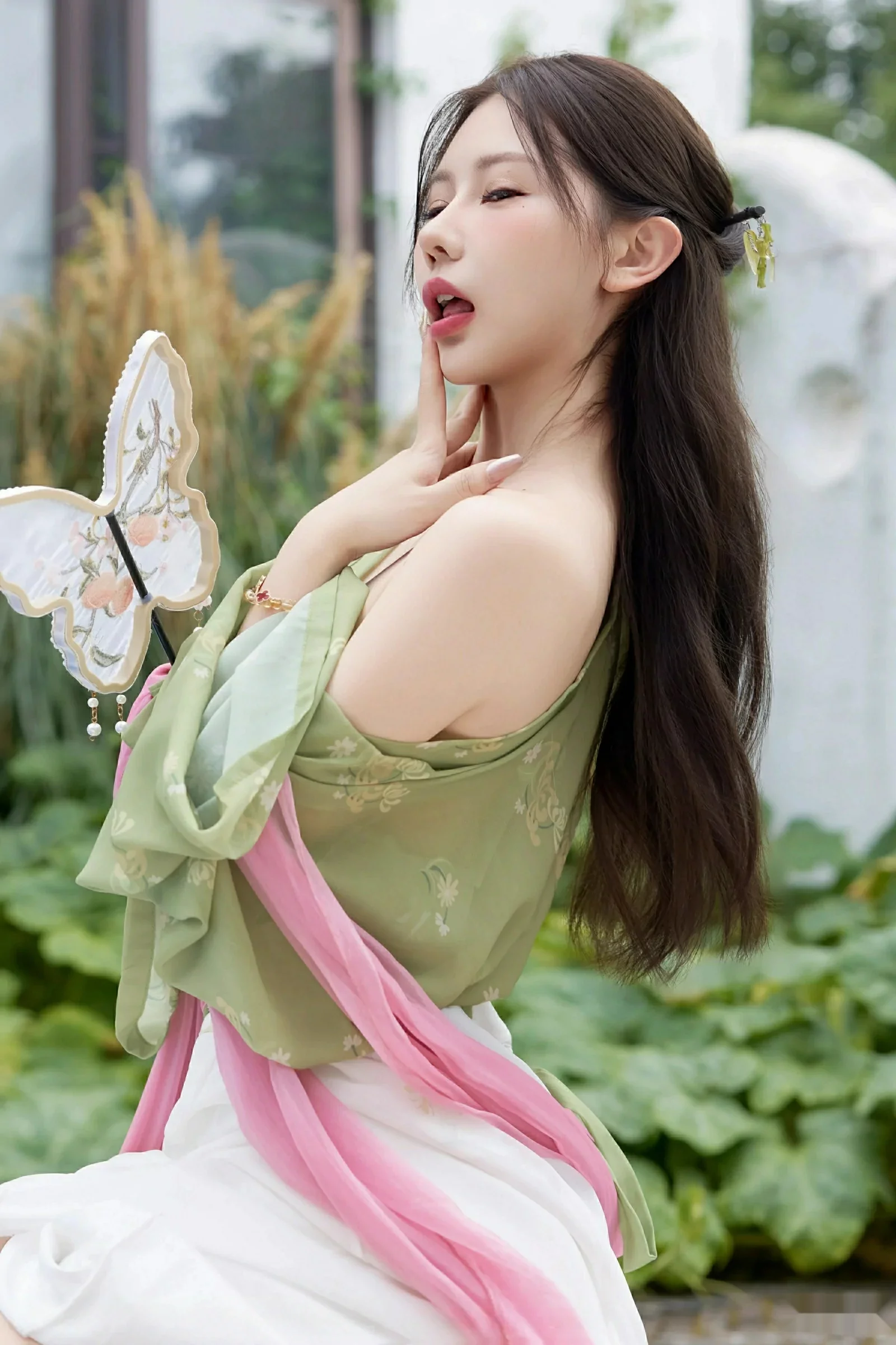 尹甜甜  [XiuRen]高清写真图 2025.09.30 No.10834 尹甜甜sunny 性感汉服第20张图片