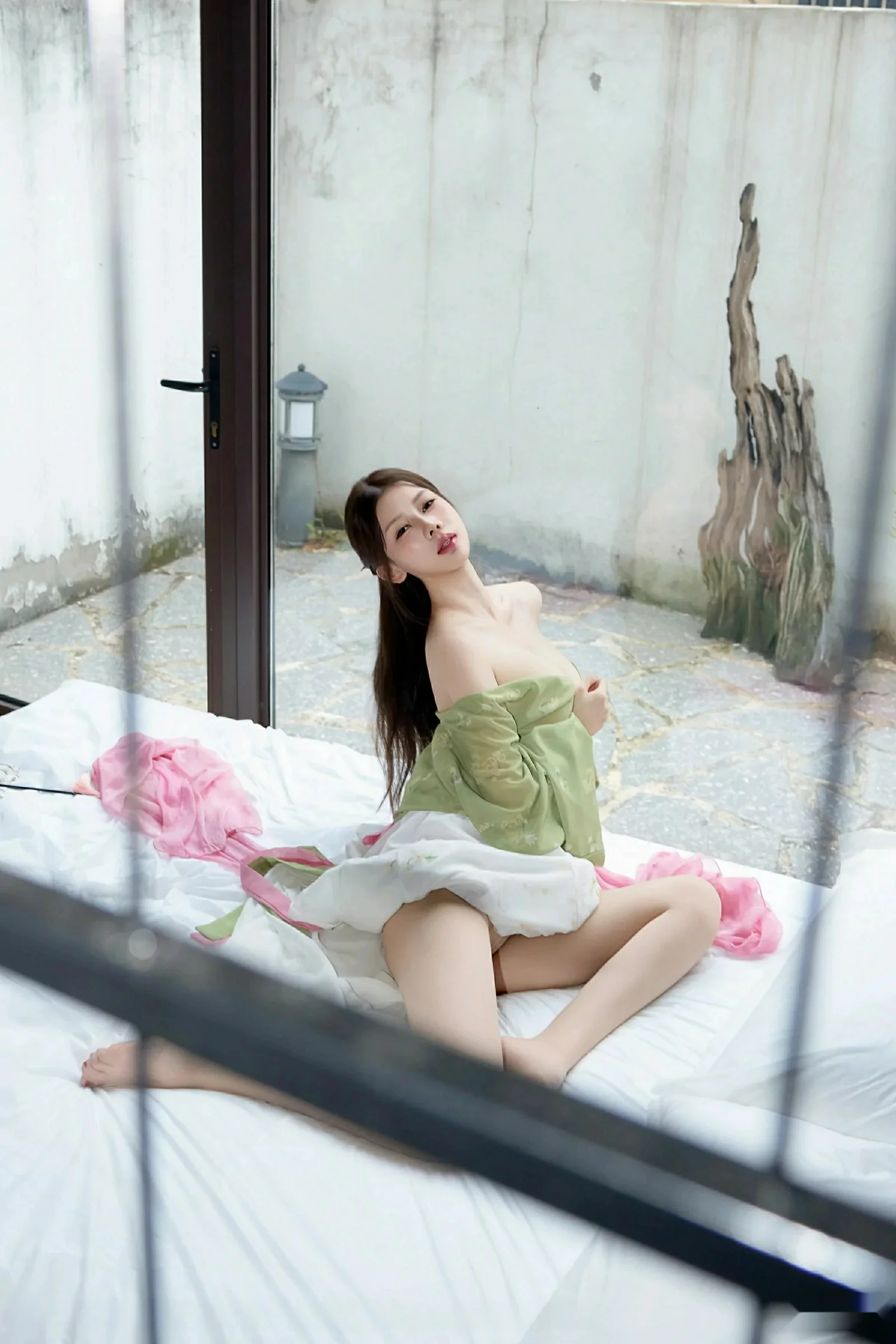 尹甜甜  [XiuRen]高清写真图 2025.09.30 No.10834 尹甜甜sunny 性感汉服第41张图片