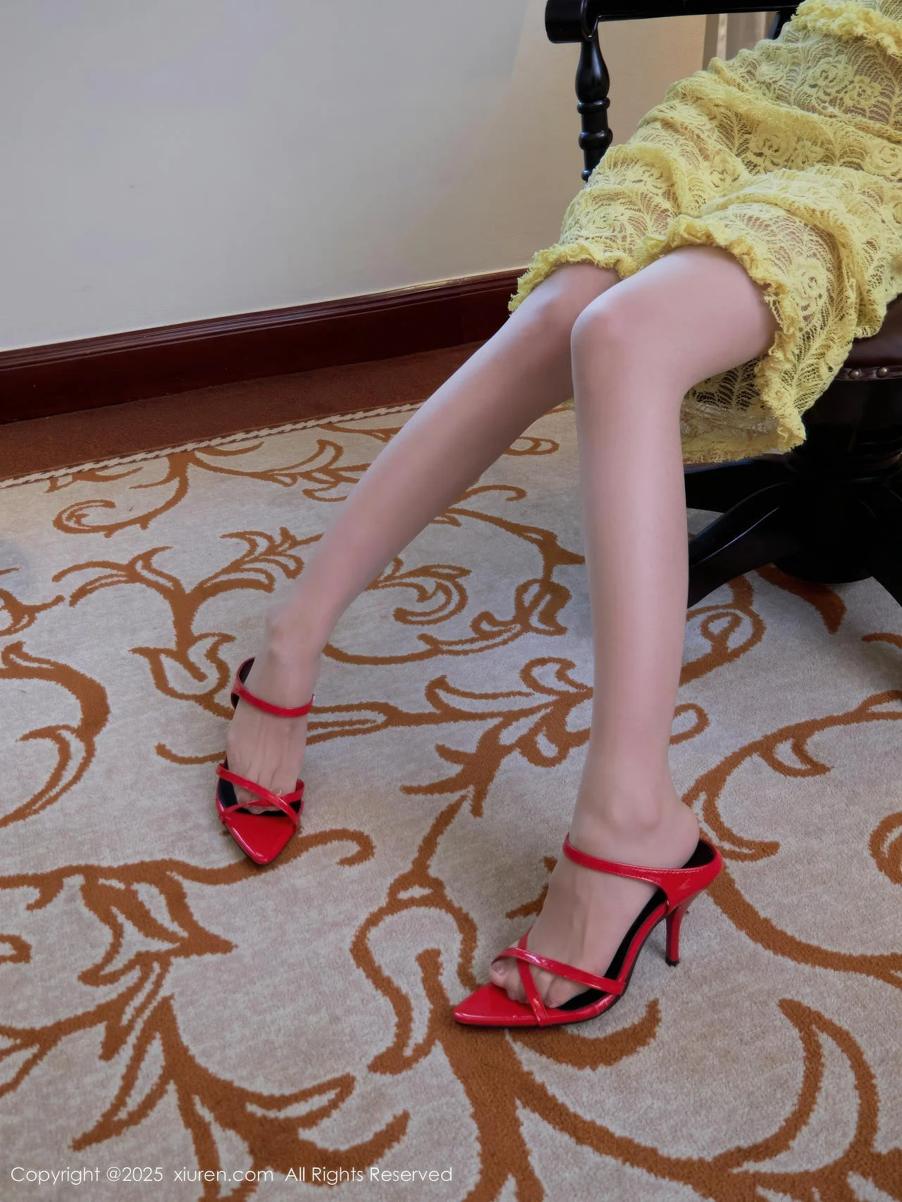 尹甜甜  [XiuRen]高清写真图 2025.10.16 No.10879 尹甜甜sunny 丝袜美腿第5张图片