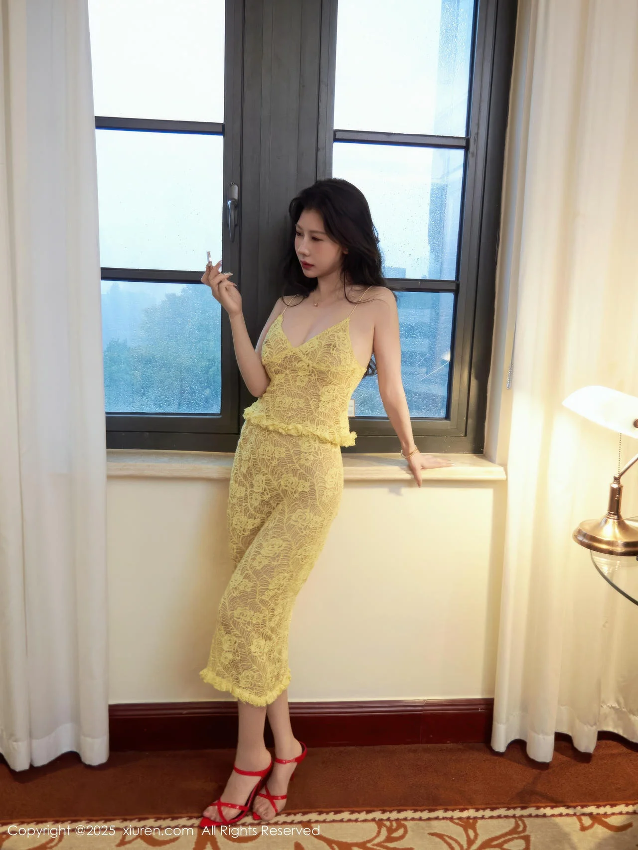 尹甜甜  [XiuRen]高清写真图 2025.10.16 No.10879 尹甜甜sunny 丝袜美腿第13张图片