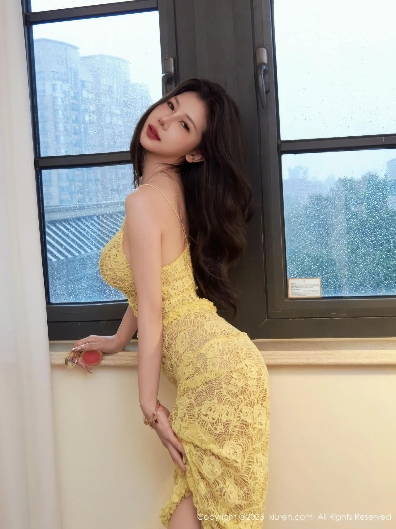 尹甜甜  [XiuRen]高清写真图 2025.10.16 No.10879 尹甜甜sunny 丝袜美腿第16张图片