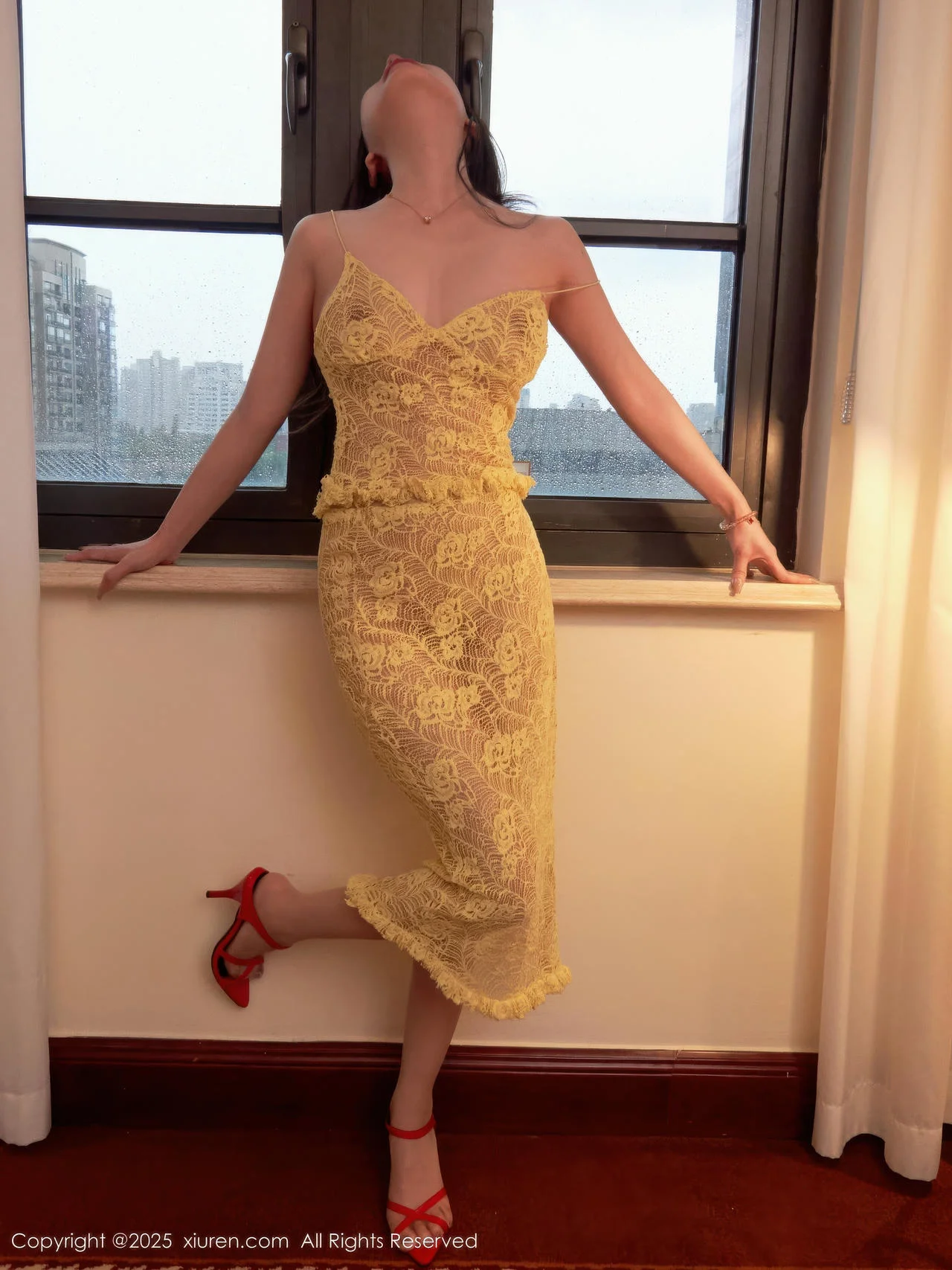 尹甜甜  [XiuRen]高清写真图 2025.10.16 No.10879 尹甜甜sunny 丝袜美腿第23张图片