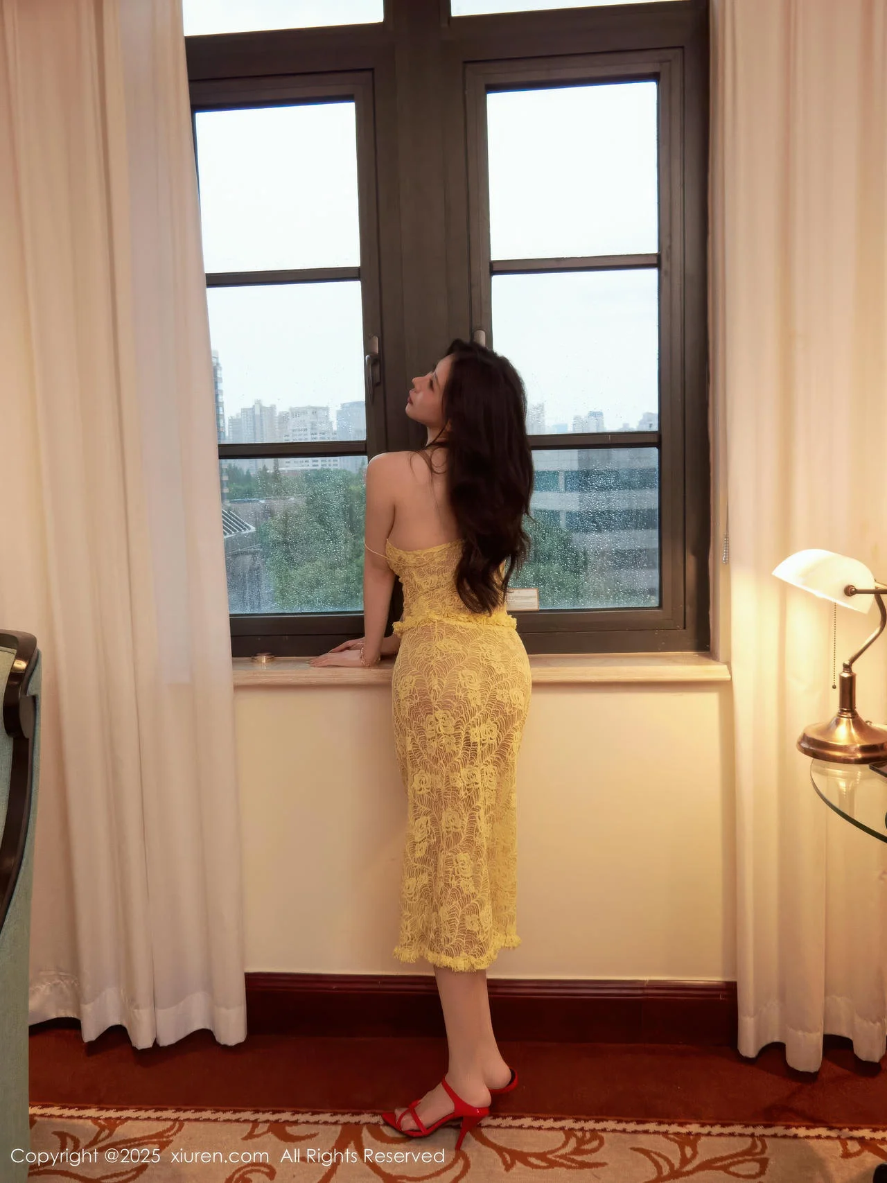 尹甜甜  [XiuRen]高清写真图 2025.10.16 No.10879 尹甜甜sunny 丝袜美腿第24张图片