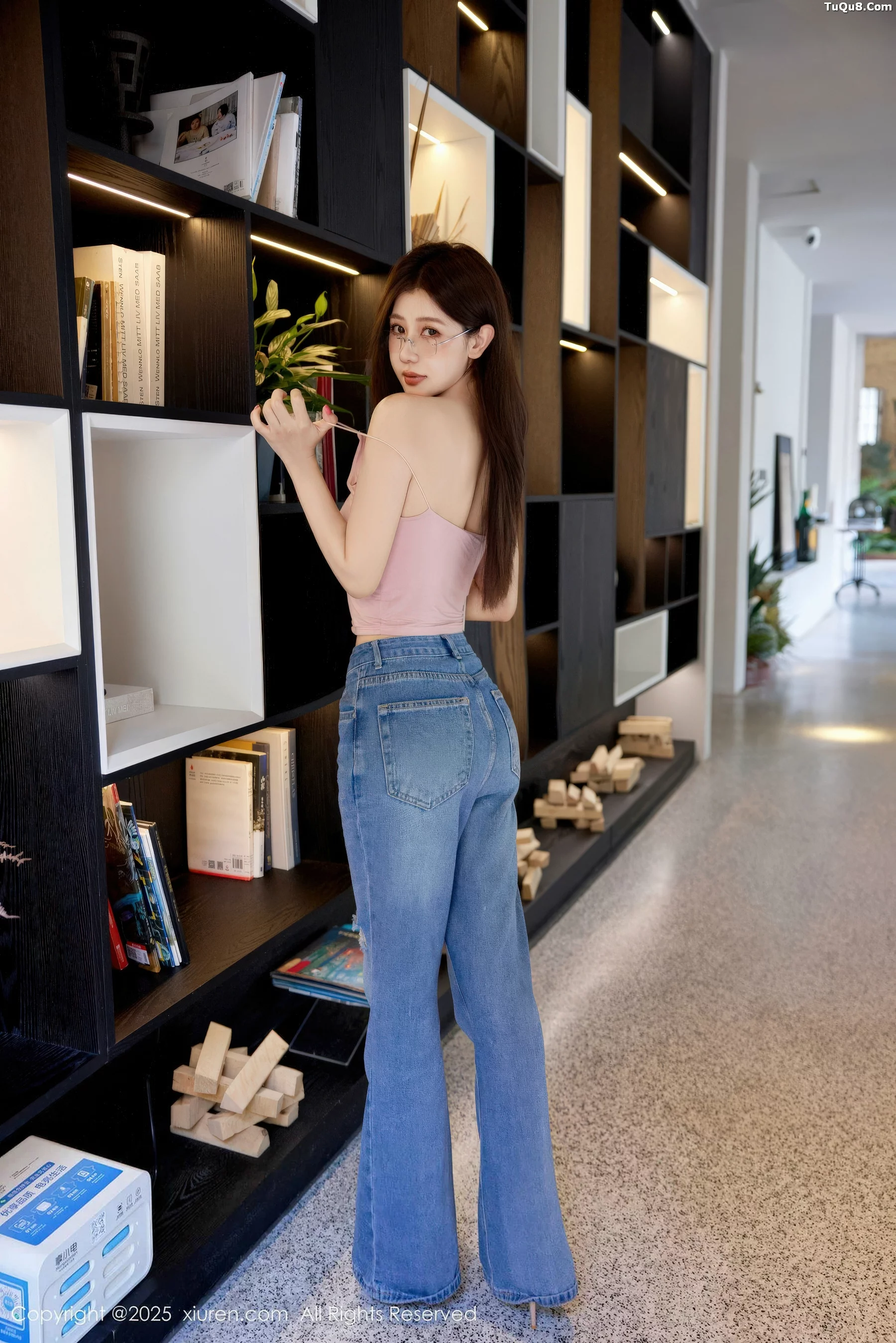 尹甜甜  [XiuRen]高清写真图 2025.11.13 No.10983 尹甜甜sunny 情趣内衣第8张图片