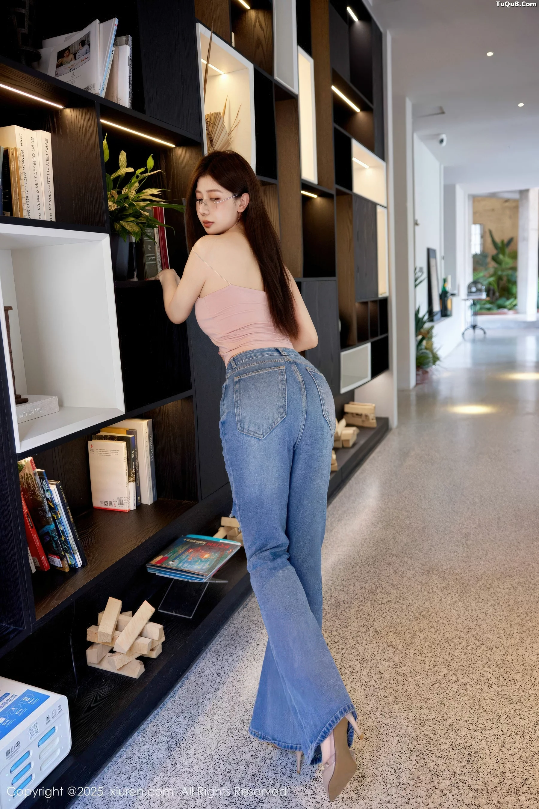 尹甜甜  [XiuRen]高清写真图 2025.11.13 No.10983 尹甜甜sunny 情趣内衣第9张图片