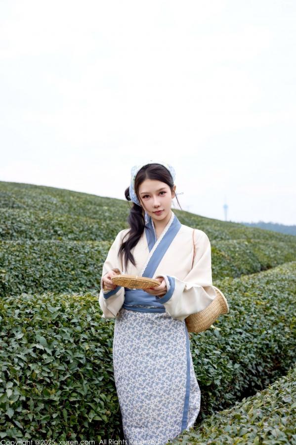 尹甜甜  秀人网XiuRen 尹甜甜 采茶女古风白衣户外大尺度写真 清新茶园极品美腿第3张图片