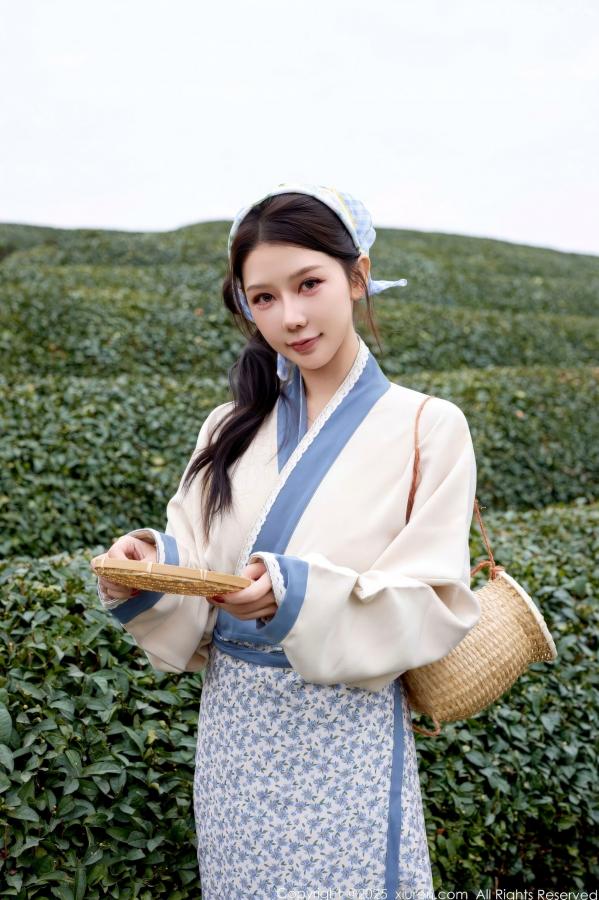 尹甜甜  秀人网XiuRen 尹甜甜 采茶女古风白衣户外大尺度写真 清新茶园极品美腿第4张图片