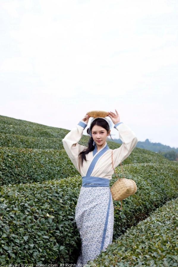 尹甜甜  秀人网XiuRen 尹甜甜 采茶女古风白衣户外大尺度写真 清新茶园极品美腿第9张图片