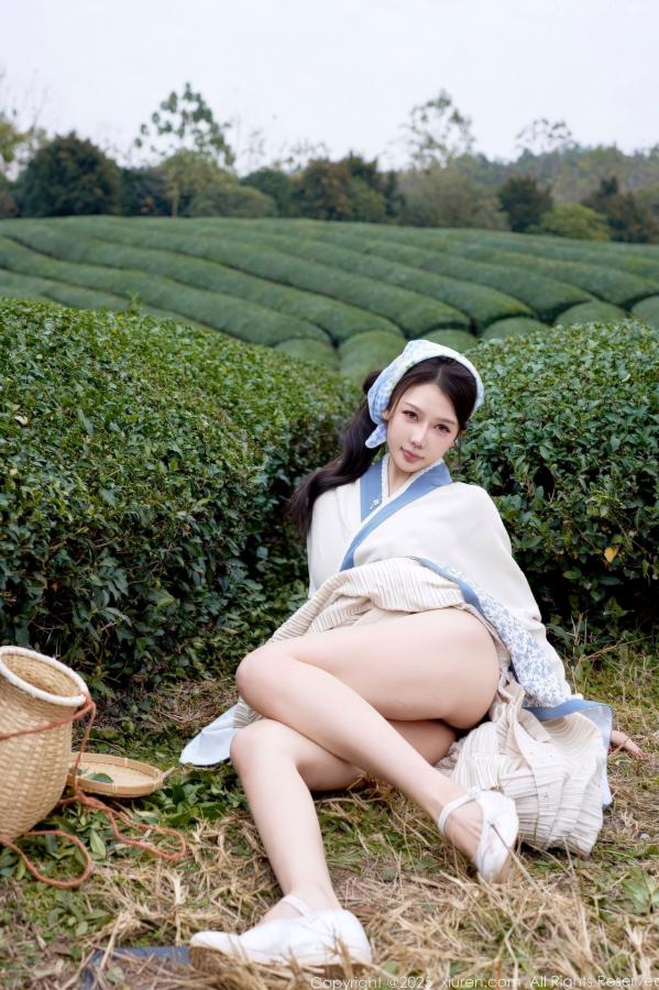 尹甜甜  秀人网XiuRen 尹甜甜 采茶女古风白衣户外大尺度写真 清新茶园极品美腿第13张图片