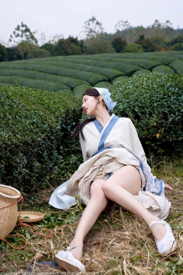 尹甜甜  秀人网XiuRen 尹甜甜 采茶女古风白衣户外大尺度写真 清新茶园极品美腿第14张图片