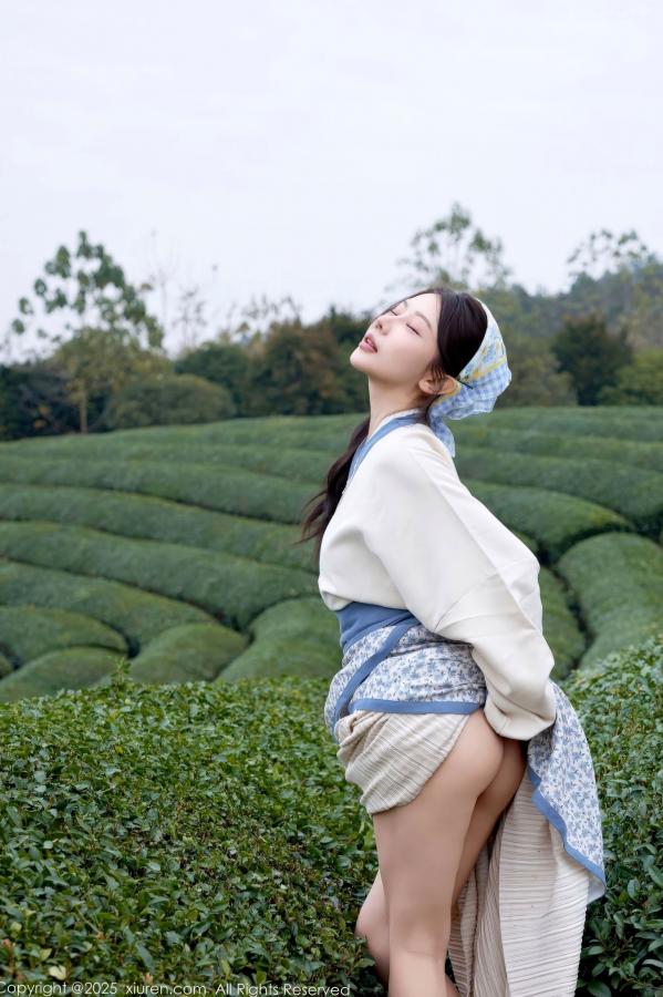 尹甜甜  秀人网XiuRen 尹甜甜 采茶女古风白衣户外大尺度写真 清新茶园极品美腿第16张图片