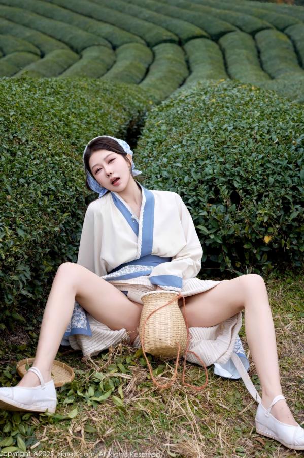 尹甜甜  秀人网XiuRen 尹甜甜 采茶女古风白衣户外大尺度写真 清新茶园极品美腿第19张图片