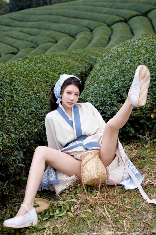 尹甜甜  秀人网XiuRen 尹甜甜 采茶女古风白衣户外大尺度写真 清新茶园极品美腿第20张图片