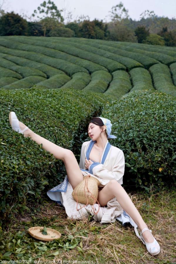 尹甜甜  秀人网XiuRen 尹甜甜 采茶女古风白衣户外大尺度写真 清新茶园极品美腿第22张图片