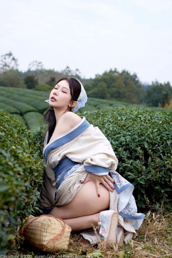 尹甜甜  秀人网XiuRen 尹甜甜 采茶女古风白衣户外大尺度写真 清新茶园极品美腿第24张图片