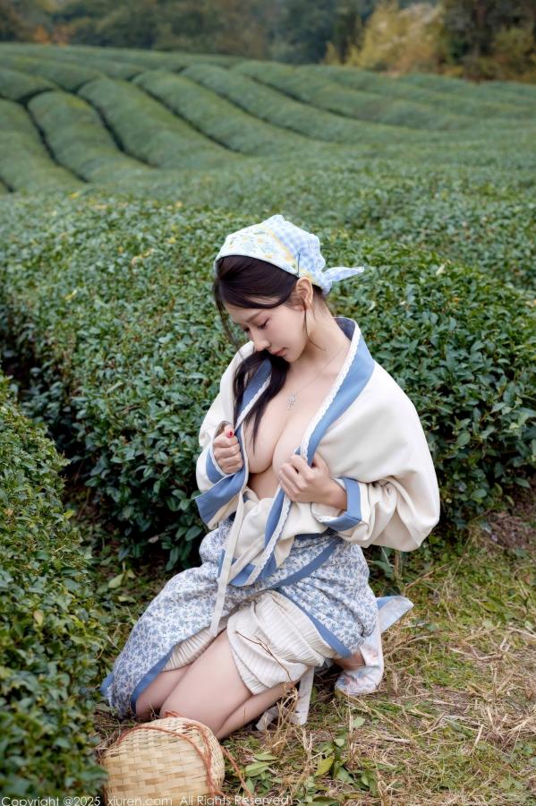 尹甜甜  秀人网XiuRen 尹甜甜 采茶女古风白衣户外大尺度写真 清新茶园极品美腿第25张图片