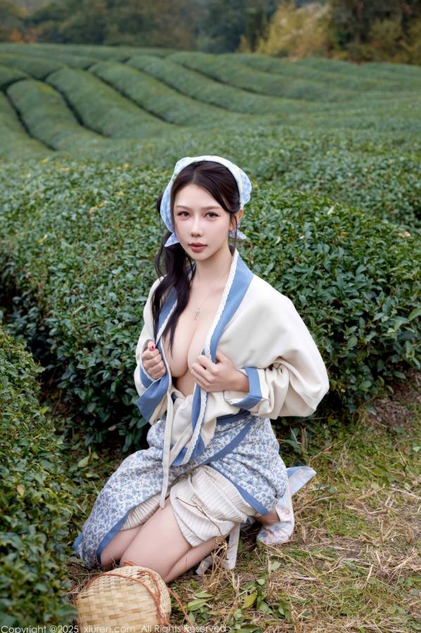尹甜甜  秀人网XiuRen 尹甜甜 采茶女古风白衣户外大尺度写真 清新茶园极品美腿第26张图片