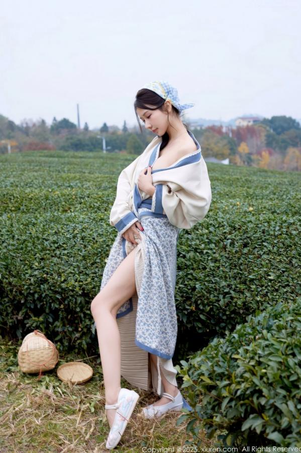 尹甜甜  秀人网XiuRen 尹甜甜 采茶女古风白衣户外大尺度写真 清新茶园极品美腿第29张图片