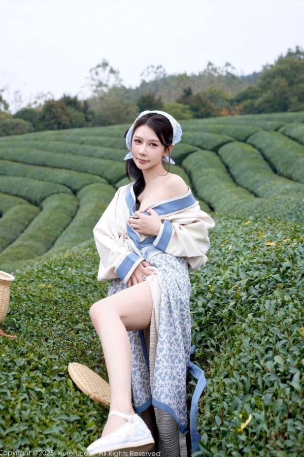 尹甜甜  秀人网XiuRen 尹甜甜 采茶女古风白衣户外大尺度写真 清新茶园极品美腿第31张图片