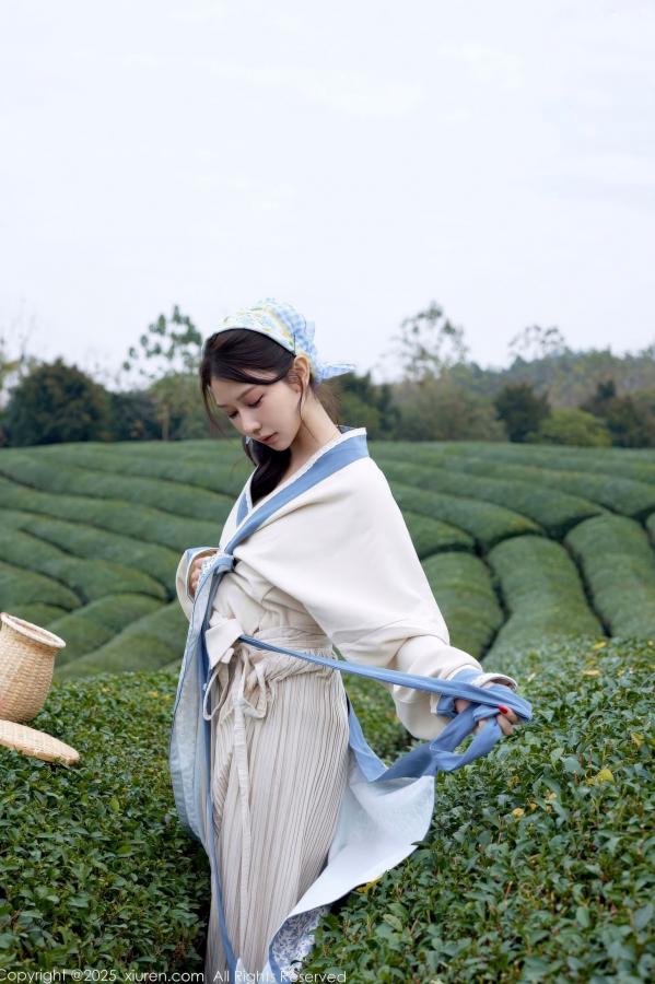 尹甜甜  秀人网XiuRen 尹甜甜 采茶女古风白衣户外大尺度写真 清新茶园极品美腿第32张图片