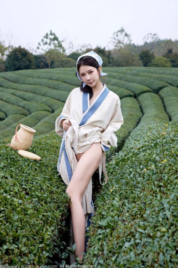 尹甜甜  秀人网XiuRen 尹甜甜 采茶女古风白衣户外大尺度写真 清新茶园极品美腿第34张图片