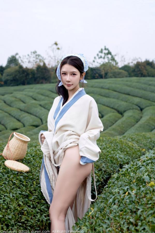 尹甜甜  秀人网XiuRen 尹甜甜 采茶女古风白衣户外大尺度写真 清新茶园极品美腿第35张图片