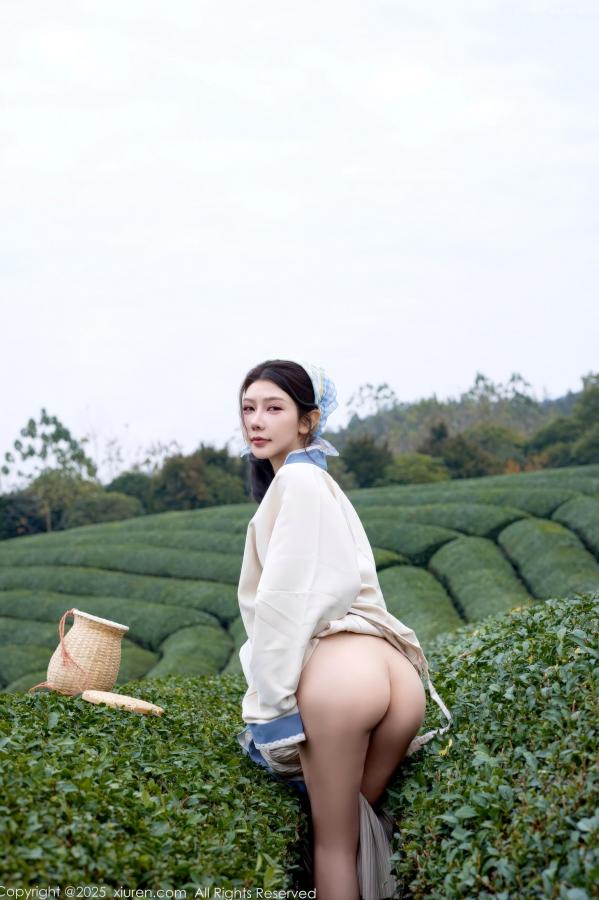 尹甜甜  秀人网XiuRen 尹甜甜 采茶女古风白衣户外大尺度写真 清新茶园极品美腿第42张图片