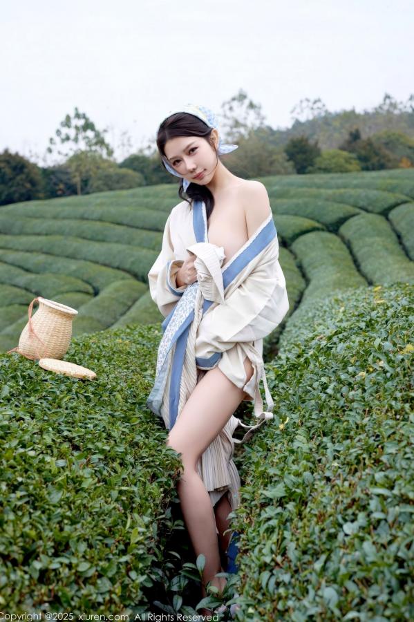 尹甜甜  秀人网XiuRen 尹甜甜 采茶女古风白衣户外大尺度写真 清新茶园极品美腿第43张图片