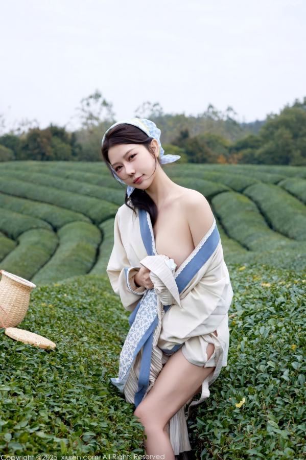 尹甜甜  秀人网XiuRen 尹甜甜 采茶女古风白衣户外大尺度写真 清新茶园极品美腿第44张图片