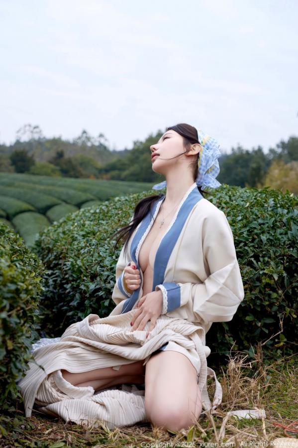 尹甜甜  秀人网XiuRen 尹甜甜 采茶女古风白衣户外大尺度写真 清新茶园极品美腿第45张图片