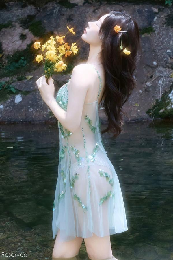尹甜甜  XiuRen秀人网 NO.10756 尹甜甜 - 户外小溪淡绿透视纱裙仙气性感写真第7张图片