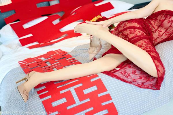 尹甜甜   秀人网XiuRen 10578 尹甜甜：红色透视蕾丝新娘装内衣私房照，喜庆婚房诱惑写真，肤白貌美身材极品，尽显御姐迷人妩媚风情第46张图片