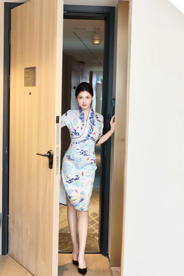 尹甜甜   尹甜甜空姐的服务私房写真，黑丝长腿制服诱惑，曼妙身姿尽显极致魅力[73P]第1张图片