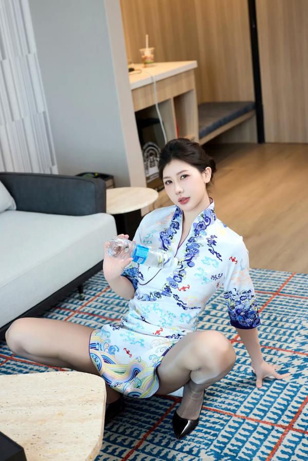 尹甜甜   尹甜甜空姐的服务私房写真，黑丝长腿制服诱惑，曼妙身姿尽显极致魅力[73P]第8张图片