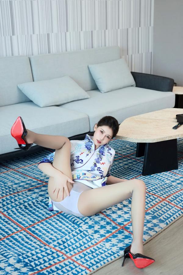 尹甜甜   尹甜甜空姐的服务私房写真，黑丝长腿制服诱惑，曼妙身姿尽显极致魅力[73P]第13张图片