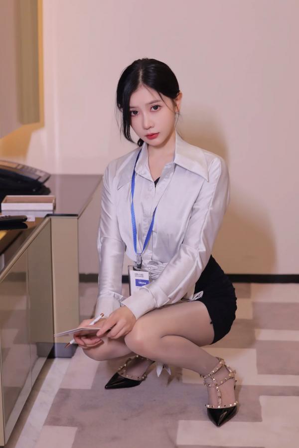 尹甜甜   尹甜甜 - 职业OL装白衬衫私房诱惑，极致黑丝职场制服与火辣身材的视觉盛宴第2张图片